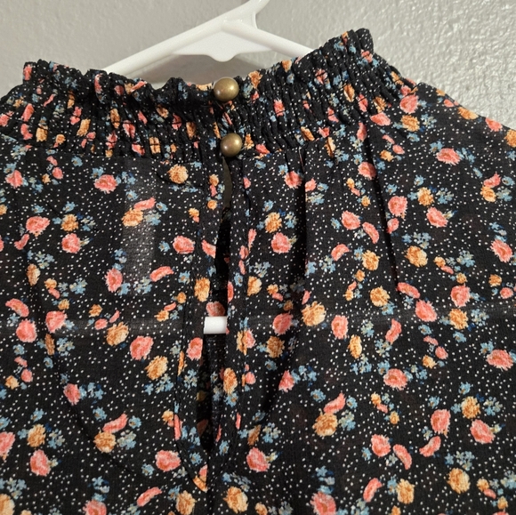 FINAL SALE! $6 Xhilaration Floral Sleevess Blouse Size Large - Picture 7 of 13